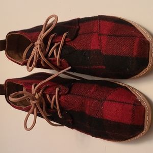 Plaid Tom's lace up.